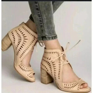 Jeffrey Campbell Cordillo 2 Ankle Booties Size 9 Laser Cut Block Heel Peep Toe